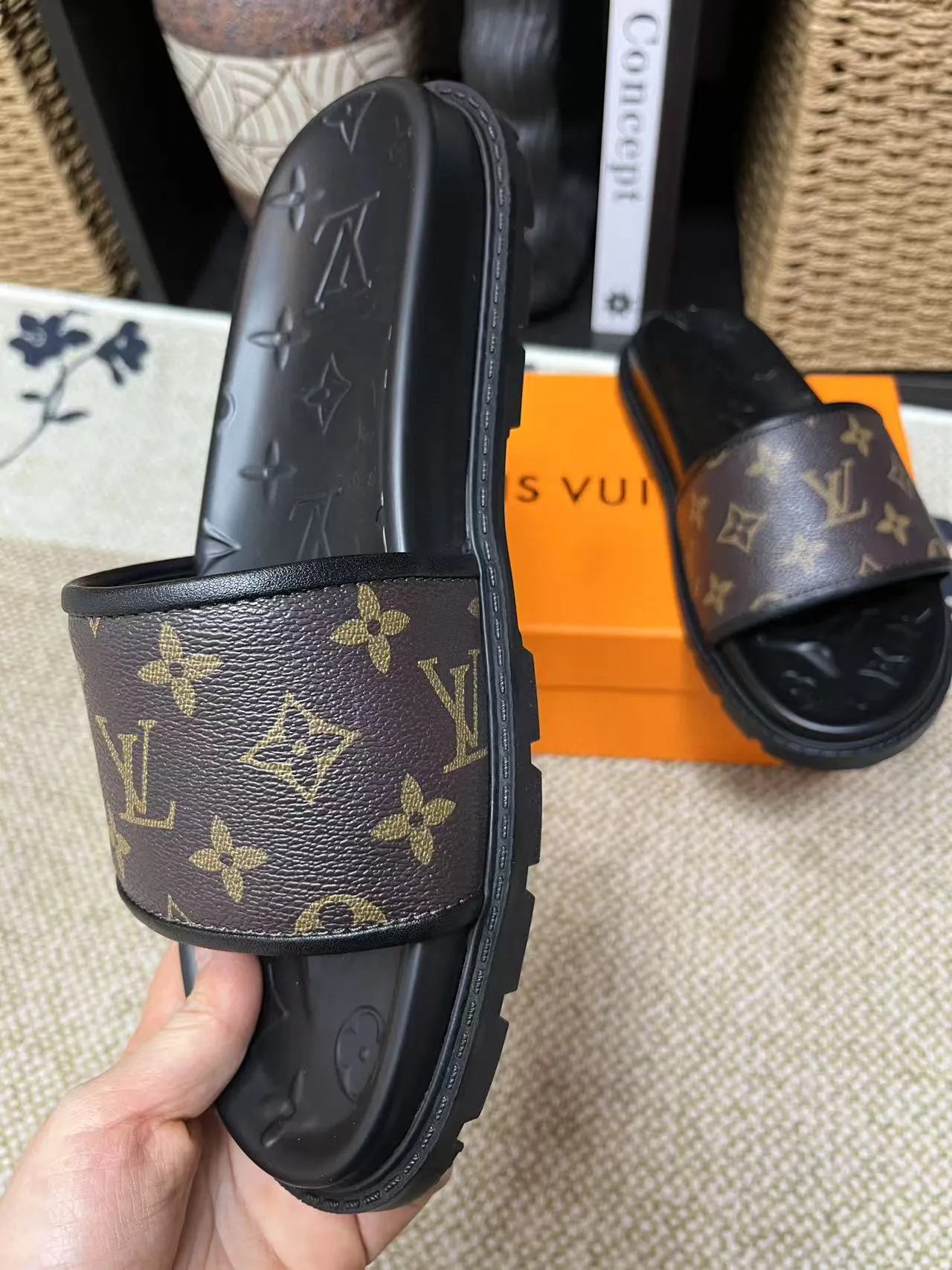 P270🏆Louis Vuitton 🏆[Louis Vuitton] Spring/Summer 2025 [Men's Flip Flops] 🎯🎯As an active family in the fashion industry ⭐ Lv is characterized by bold innovation ⚡Create this casual business style for Chinese fashionable men ✨The fabric is made of imported high-grade cowhide 🔥 Clean and neat ⚡Fashionable and elegant🌹Breathable, sweat-absorbent and deodorant👈So luxurious, high-end and domineering. 👍Must be sold if you repost the picture. Number of yards: 38--46. Color: 🎉 For large quantities. Welcome to repost.